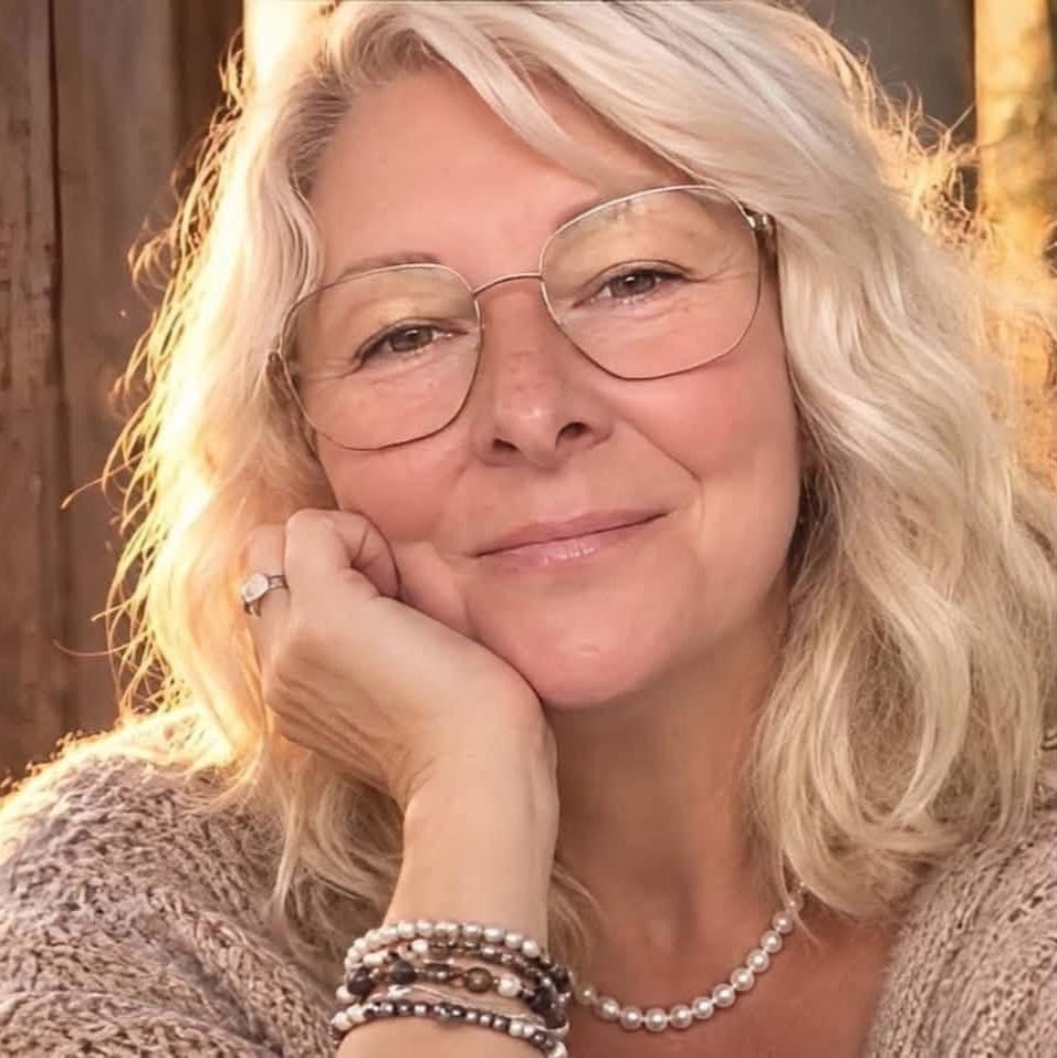 Ewa Malota, founder of Pearl Art Nature, working on her jewellery collection
